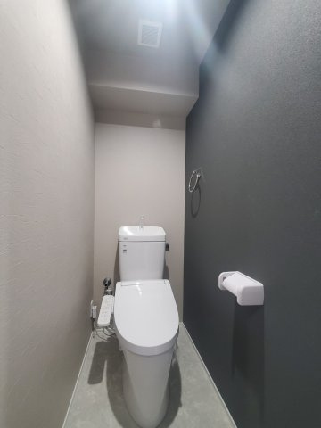 チサンマンション南浜のトイレ|トイレももちろん新品に交換済み。モノトーンのクロスで、一息つきたくなる落ち着いた空間に仕上げました。
