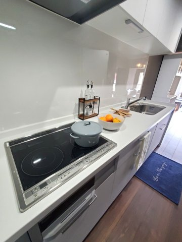 チサンマンション南浜のキッチン|ホワイトカラーが際立つ新品のIHキッチンは毎日の家事を楽しく、快適にしてくれます。