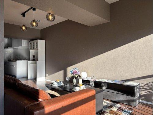 チサンマンション南浜の居間・リビング|おしゃれな空間を演出してくれる照明にもこだわりました。オフタイムを特別な時間にしてくれそうなアイテムです。