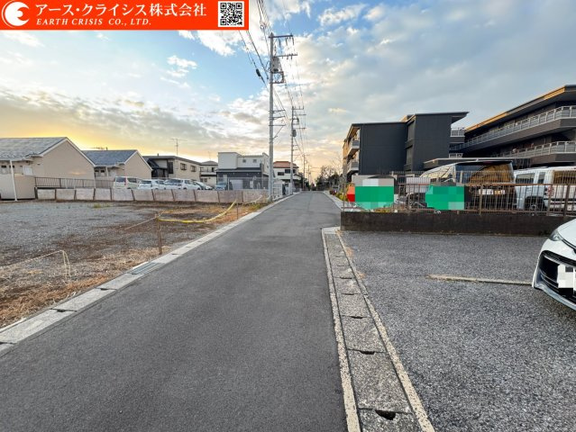 【前面道路含む現地写真】 | 松戸市五香西2丁目 | 新しい家が増えても、空の広さはそのまま。春には桜、夏には青空、秋にはやわらかな光。季節ごとに表情を変える街で、長く暮らせる安心を。