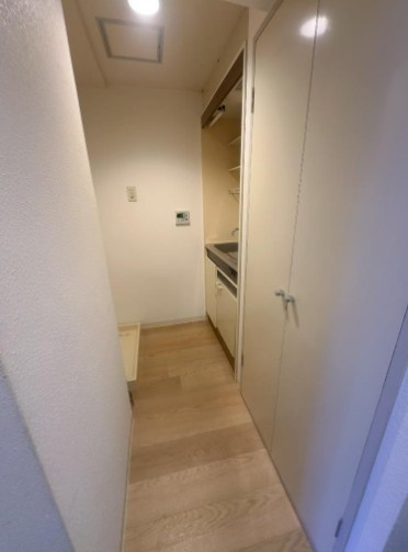 【その他】 | ストーク東池袋 | 通路奥には、キッチンと洗濯機置き場があります。