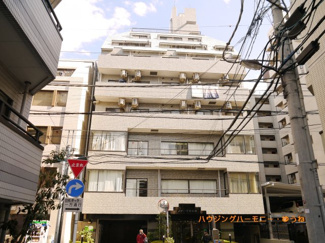 【外観】 | モダンでスタイリッシュな印象を与えるグレーを基調とした外観。