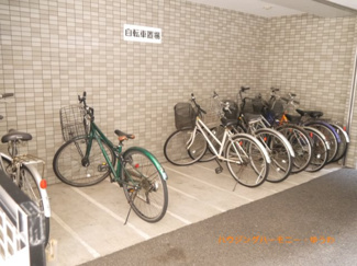 【その他共用部分】 | 屋根付きの駐輪場となっていますので、雨の日でも大切な自転車が濡れずに済みます。
