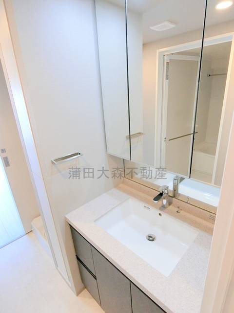 JP noie西蒲田の洗面所|洗面脱衣所　三面鏡の独立洗面台