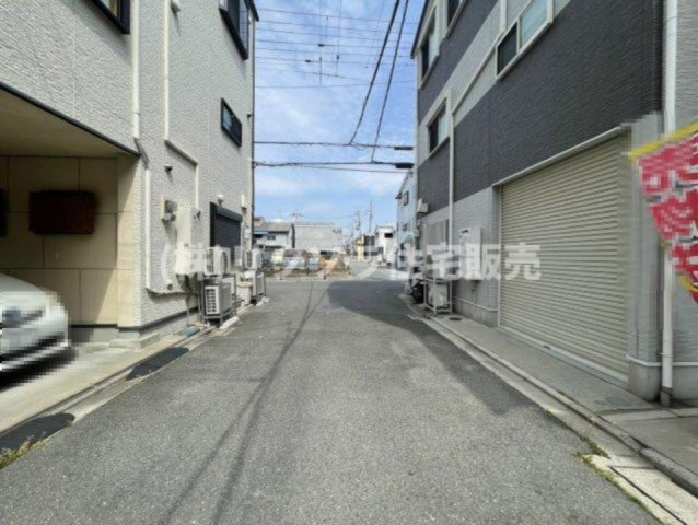 金田町１丁目　中古一戸建ての前面道路含む現地写真|前道　北　幅員4.7ｍ
■物件内覧・資金計画相談・住宅ローン相談、リフォーム相談、お問合せ受付中■
※当日・翌日のご内覧、ご相談はお電話でのお問合せがスムーズです！