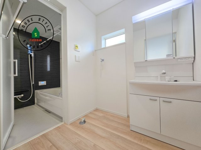 熊本市東区戸島7丁目第8-1棟（1号棟）の脱衣所|ゆとりの洗面スペースで朝の身支度もスムーズに。暮らしを快適に変えるシャワー付洗面台です！