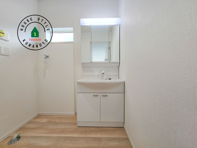 熊本市東区戸島7丁目第8-1棟（1号棟）の独立洗面台|毎日使うものだから清潔な空間を保ちたい水回り。洗面にはそんな願いを解消させてくれる収納アイデアが満載です。三面鏡の裏側にはキャビネットが現れ小物から背の高い物まで収納できます。