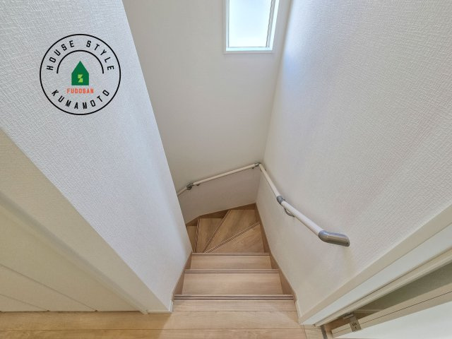 熊本市東区戸島7丁目第8-1棟（1号棟）の内装|＜手すり付階段＞手すりがないと階段の昇り降りで危険なことはもちろん、壁に手をつきながら歩くことで壁紙が汚れやすくなります。すべての方に快適に昇り降りしていただくため、手すりを設置しました。