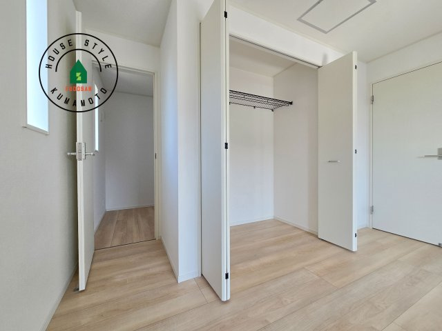 熊本市東区戸島7丁目第8-1棟（1号棟）の収納|【WIC（ウォークインクローゼット）】 たくさんの洋服をかけてもシワになりにくいウォークインクローゼット。洋服以外にも、普段使わない家電やスーツケース、ストック品など何でも片付く嬉しい空間です。