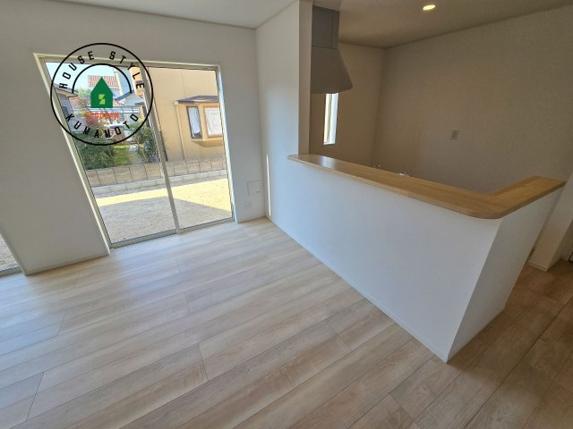 熊本市東区戸島7丁目第8-1棟（1号棟）のダイニング|キッチンから立ち込める香りが今日の料理を期待させます。