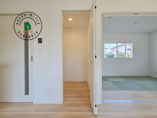 熊本市東区戸島7丁目第8-1棟（1号棟）の収納|壁面クローゼットのメリットは、衣類が横一列に並ぶためひと目で洋服が選びやすいこと。衣類をたくさんお持ちの方も、限られたスペース内に無理なく収納することができます。