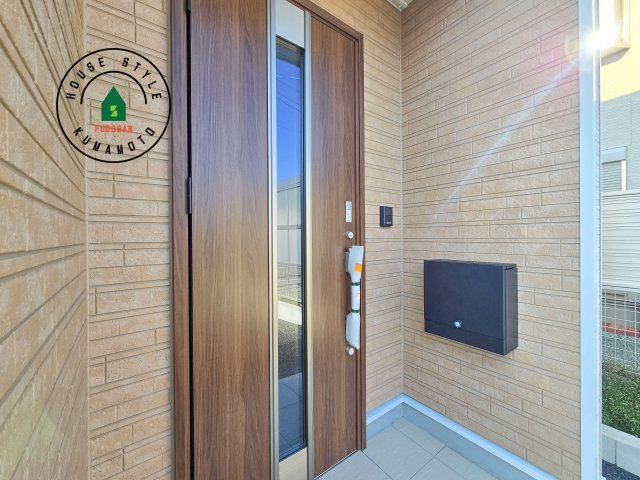 熊本市東区戸島7丁目第8-1棟（1号棟）の玄関|地盤調査済 / 玄関へ向かうまでのアプローチに漂う上質が期待感をもたせます。玄関は建物の顔。落着きを醸し出した自己主張が心に訴えてきます。