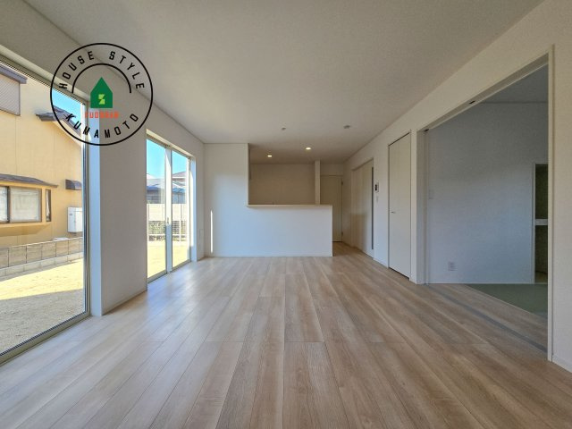 熊本市東区戸島7丁目第8-1棟（1号棟）の居間・リビング|キッチンからリビングをしっかり確認できます。家族の笑顔があふれる空間になりそうですね。