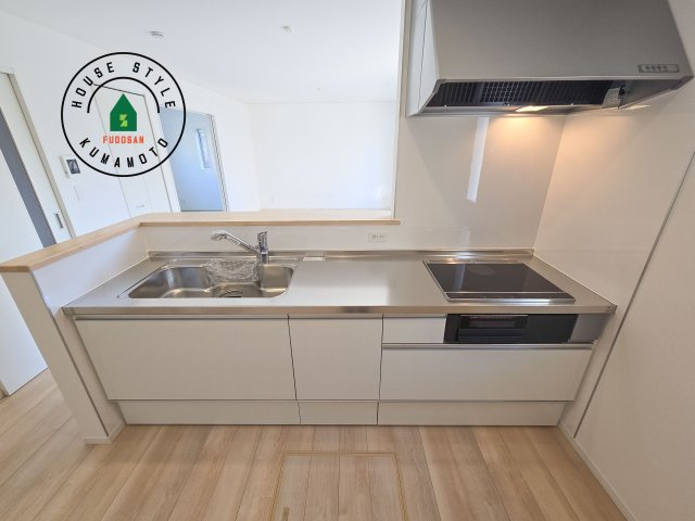 熊本市東区戸島7丁目第8-1棟（1号棟）のキッチン|忙しい朝でも家族揃って食事をしたいゆとりあるダイニングスペース。