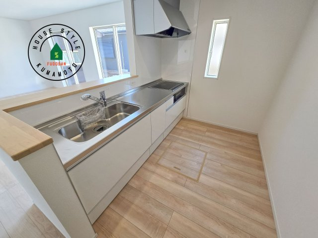 熊本市東区戸島7丁目第8-1棟（1号棟）のキッチン|カウンターキッチンなら、リビングで遊ぶ子供の様子を見ながら料理ができるので安心です。料理を運んでもらったり、子供にお手伝いしてもらいやすいのもいいですね。