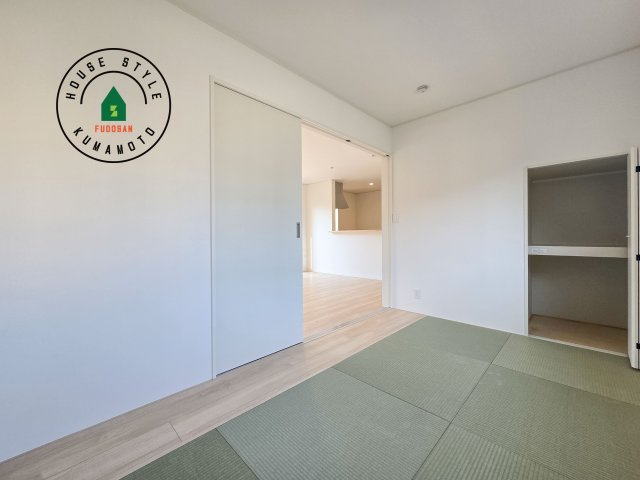 熊本市東区戸島7丁目第8-1棟（1号棟）の和室|和室を上手に活用すると暮らし方の幅が広がります。例えば普段は開け放して、子供の小さいうちはお昼寝や遊びのスペースに。畳はソフトなので転んでもケガをしにくく安心です