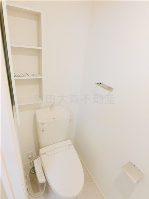 ベルリード西蒲田のトイレ|棚収納と温水洗浄便座付きのトイレ