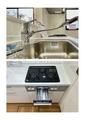 葛飾区南水元2丁目中古住宅のキッチン|【キッチン水栓】キッチン水栓はシャワーヘッドが伸びますのでシンクの隅々まで届きます。【三ツ口コンロ】奥様に好評な三ツ口コンロと魚焼きグリルです。