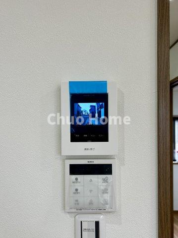 葛飾区南水元2丁目中古住宅のセキュリティ|【モニターホン】誰が来たかすぐにわかるカラーモニター付きインターホン。通話ボタンを押すまでは室内の音は漏れていませんので相手を確かめてから応対できます。