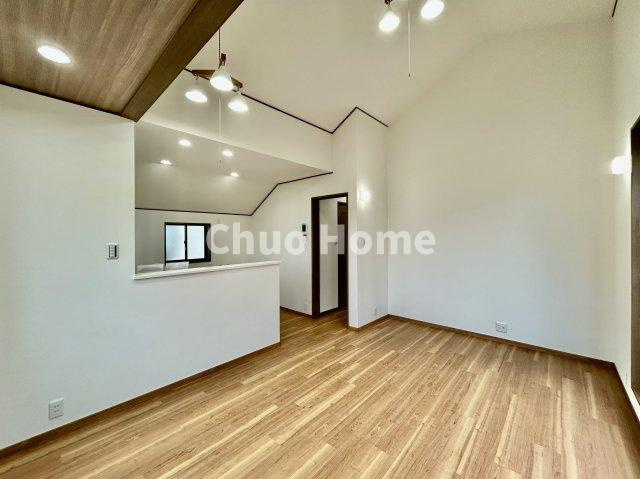 葛飾区南水元2丁目中古住宅のキッチン|視界に広がりを生むオープンなキッチン。料理や片付けをしながら、家族との会話を楽しんだり、リビングで遊ぶ子どもを見守れます。ご見学時には家具の配置などもイメージしながらぜひご覧になって見て下さい。