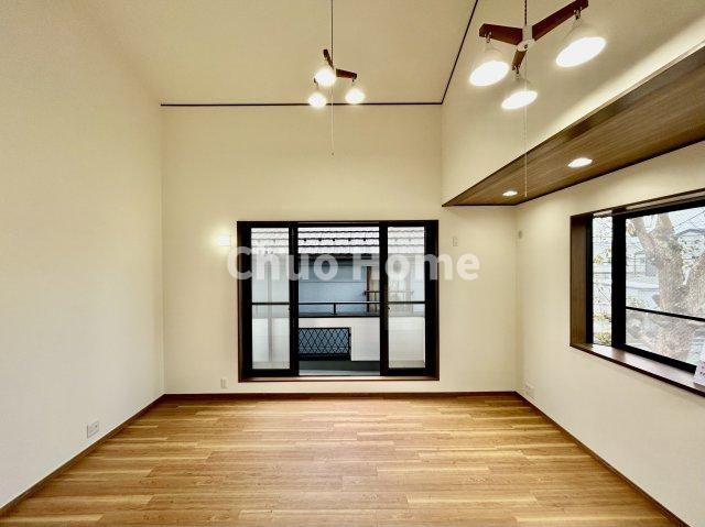 葛飾区南水元2丁目中古住宅の居間・リビング|【リビングダイニング】一日の中で多くの時間を過すことになるリビングダイニングだからこそ、いつも穏やかな空間であることが必然。爽やかな通風と採光を存分に感じる事が出来る空間です。