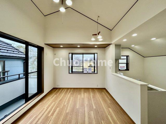 葛飾区南水元2丁目中古住宅のダイニング|【ダイニング】忙しい朝でも、しっかり家族が揃って食事をして頂けるゆとりある大きさのダイニングスペース。奥様が作る手料理をカウンター越しに受けとって頂き、テーブルで囲む素敵な時間を存分に愉しんで下さい。