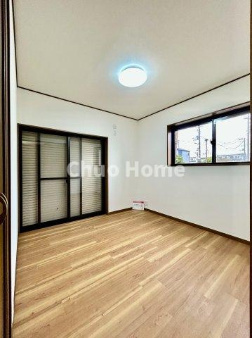 葛飾区南水元2丁目中古住宅の寝室|【寝室】心と体をゆったりと安らげる主寝室。寝室のゆとりが大きい分だけ、暮らしの安らぎは深まります。一日の疲れを癒すだけでなく、ご夫婦の親密な語らいを紡ぎ出します