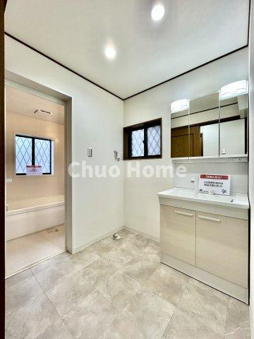 葛飾区南水元2丁目中古住宅のランドリースペース|【ランドリースペース】担当者がスケールを持ち歩いておりますので、ご見学時には現在お使いの洗濯機などがきちんと収まるかなどもチェックして下さい。見学前に測っておくと非常に便利だと思います。