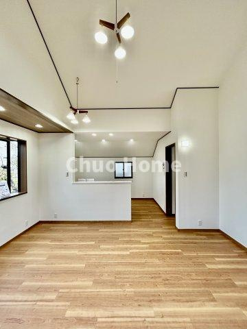 葛飾区南水元2丁目中古住宅の居間・リビング|居間リビング