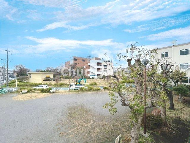 葛飾区南水元2丁目中古住宅の展望|手を伸ばせば、ふれることが出来そうな環境が、そのままインテリアになったような印象です。その豊かな眺望にふさわしい空間には、通風・採光にも優れ、心地よい光と風があふれています