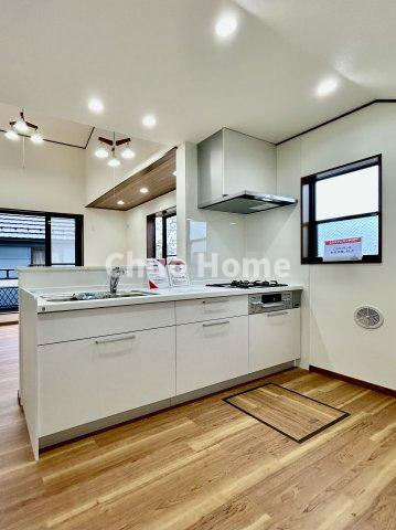 葛飾区南水元2丁目中古住宅のキッチン|【システムキッチン】ワイドで収納豊富な使い勝手の良いカウンターキッチンには、伸縮タイプのキッチン水栓、三ツ口コンロ・魚焼きグリルなどの便利な設備が標準完備されています。