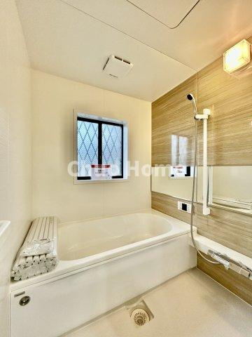 葛飾区南水元2丁目中古住宅の浴室|【バスルーム】暖房換気乾燥機付きシステムバスルーム。暖房・冷風・換気・乾燥など、毎日を快適に過ごせるうれしい機能が揃っています。雨の日の洗濯物も安心です。