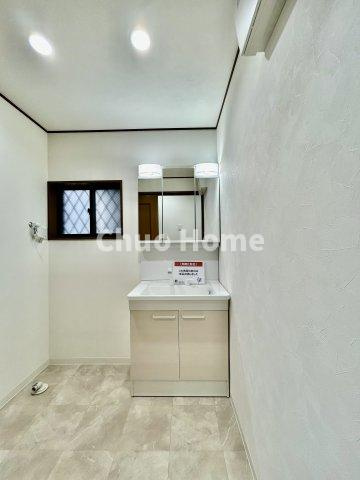 葛飾区南水元2丁目中古住宅の独立洗面台|【洗面化粧台】洗面化粧台には三面鏡を採用。身だしなみを整えやすい事はもちろんですが、鏡の後ろに収納スペースを設ける事により、散らかりやすい洗面スペースをすっきりさせる事が出来るのも嬉しいですね