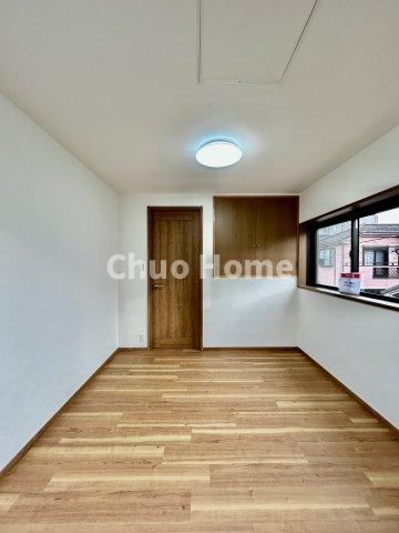 葛飾区南水元2丁目中古住宅の洋室|【洋室】快適に過ごす条件は、一人ひとり違います。だからこそ飾り過ぎないシンプルな内装と偏り過ぎないデザインで統一しております。居住していく中でオーナー様だけの【マイホーム】に創り上げて下さい