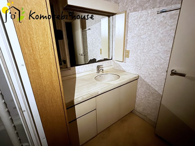 蓮田市関山４丁目　中古一戸建ての独立洗面台|朝の支度にも助かる、独立の洗髪洗面化粧台