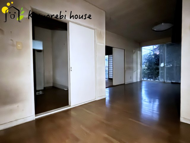 蓮田市関山４丁目　中古一戸建ての居間・リビング|おしゃれな居間です