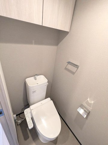 エスレジデンス浅草clarityのトイレ|温水洗浄便座、ペーパーホルダーの上にスマホストレージ付きです