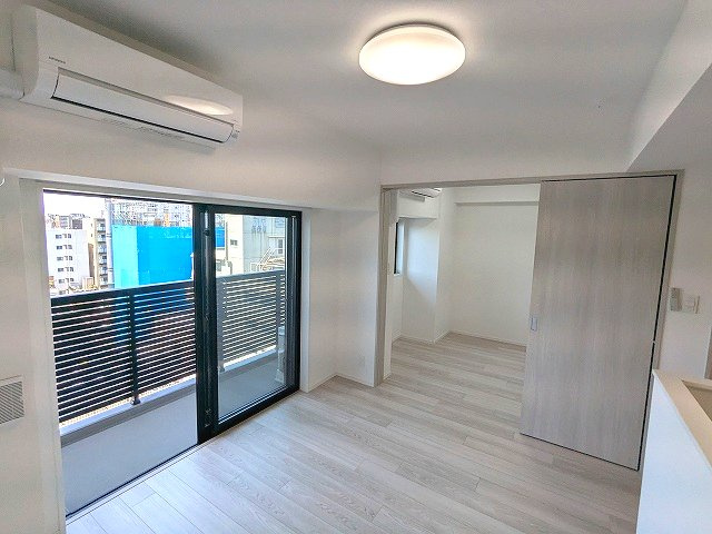エスレジデンス浅草clarityの設備|カウンターキッチン、リビングと各洋室にエアコンと照明付きです、インターネットWi-Fi無料、ペット可小型犬or猫1匹