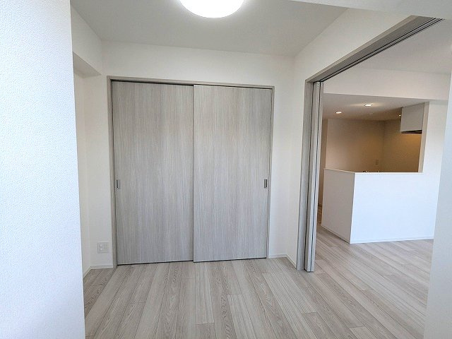 エスレジデンス浅草clarityの設備|3.8帖洋室、リビングと各洋室にエアコンと照明付きです、インターネットWi-Fi無料、ペット可小型犬or猫1匹