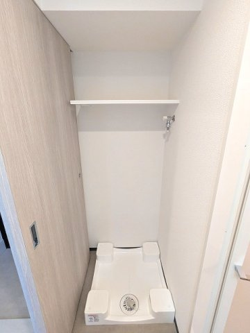 エスレジデンス浅草clarityの設備|洗面室の洗濯機置場、排水口のお手入れし易い様に手前中央に配置し、足高の防水パンです
