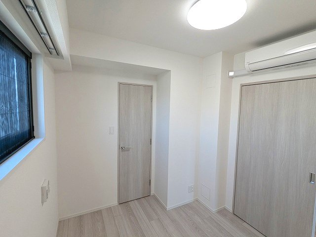 エスレジデンス浅草clarityの設備|4帖洋室、ウォークインクローゼット、リビングと各洋室にエアコンと照明付きです、インターネットWi-Fi無料、ペット可小型犬or猫1匹