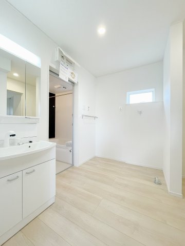 新築戸建・新築建売　矢吹町八幡町第23　善郷小・矢吹中の独立洗面台|広々ランドリースペースを兼ね備えた洗面室は2WAYで家事動線が取りやすい間取りになっています！