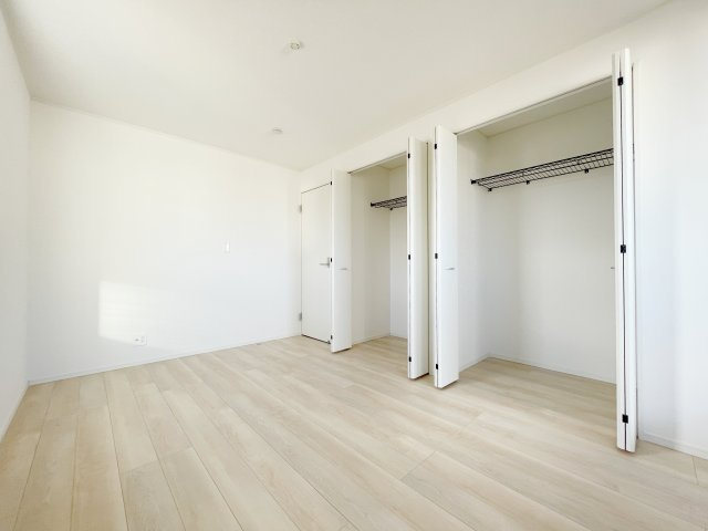 新築戸建・新築建売　矢吹町八幡町第23　善郷小・矢吹中の洋室|各部屋にクローゼット収納付きなのでハンガーにかけて衣類収納が可能！しわになりにくいです！