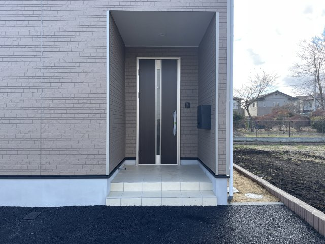 新築戸建・新築建売　矢吹町八幡町第23　善郷小・矢吹中の玄関|玄関先にはカメラ付きインターホン＆メールボックス付き！人感センサー付玄関灯もついています！