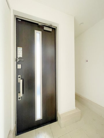 新築戸建・新築建売　矢吹町八幡町第23　善郷小・矢吹中の玄関|自然光が差し込む玄関ドアで明るい玄関♪毎日気持ちよくお出かけできそうですね♪