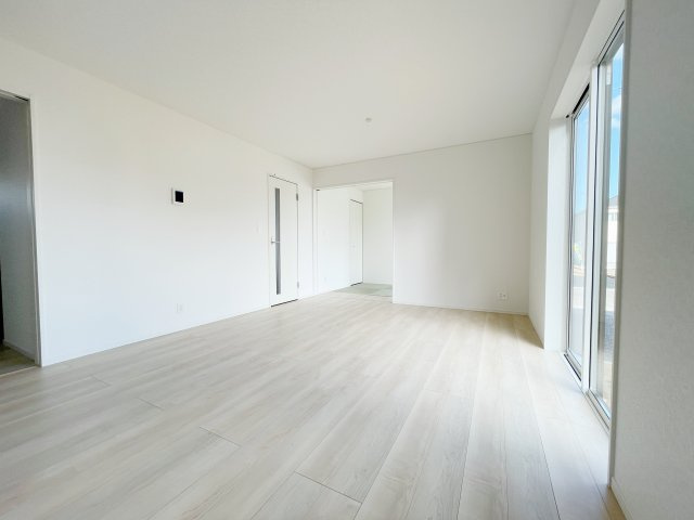 新築戸建・新築建売　矢吹町八幡町第23　善郷小・矢吹中の居間・リビング|和室のふすまを開ければさらに開放的なリビングに変身♪