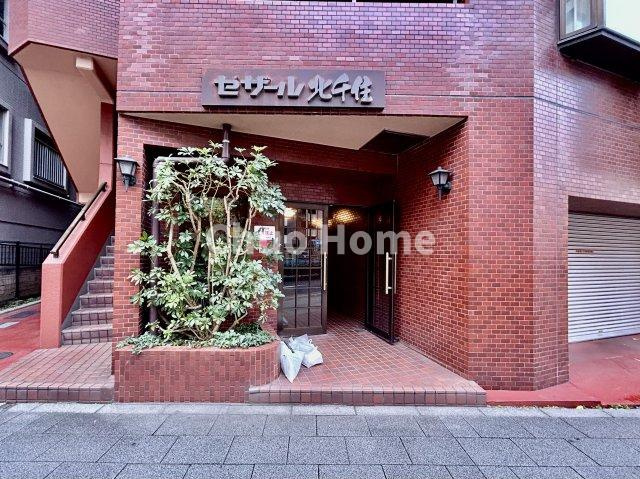 セザール北千住のエントランス|【エントランス】マンションのエントランスは、その物件の印象を決める、顔とも言える場所です。毎日通る場所ですからきれいなのが一番です。