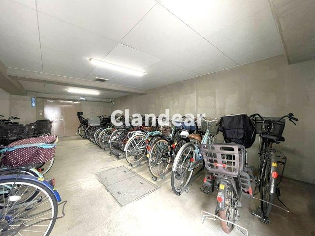 マイキャッスル五反野の駐輪場|ドキドキの新生活も、安心してスタート。ぴったりの住まいを見つけませんか？クランディアが一緒に住まい選びをサポートします‼　まずは、お気軽にお問合せください　＃クランディア