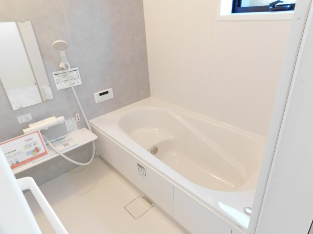 稲沢市田代２丁目の新築一戸建の浴室|◇浴室◇　　広い１坪サイズ（ＬＩＸＩＬ）・浴室暖房乾燥機・断熱浴槽・エコベンチ浴槽・お手入れ楽々カウンター・キレイサーモフロア・オートバス・バリアフリーバス・追い焚き・浴室窓あり