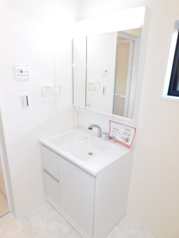 稲沢市田代２丁目の新築一戸建の独立洗面台|◇洗面室◇  　広い洗面室！　三面鏡シャンプードレッサー　くもり止め仕様　リネン収納スペースと床下収納庫完備　　